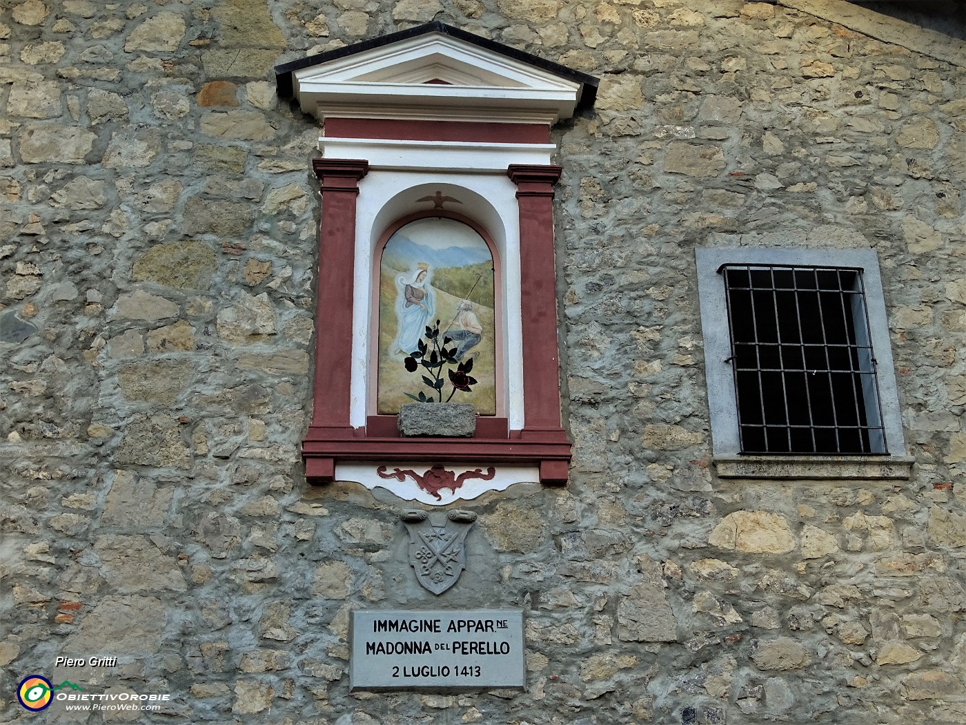 78 Nicchia votiva alla Madonna del Perello su parete di casa .JPG